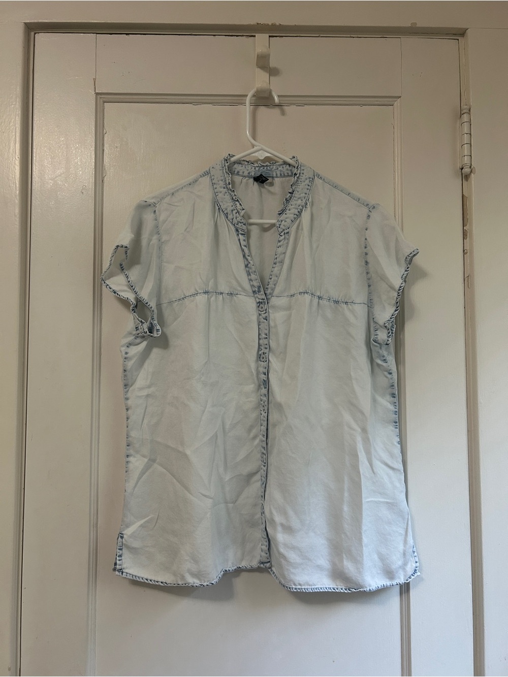 Kut from the Kloth Light Blue Short Sleeve Button-Front Blouse - Size XL